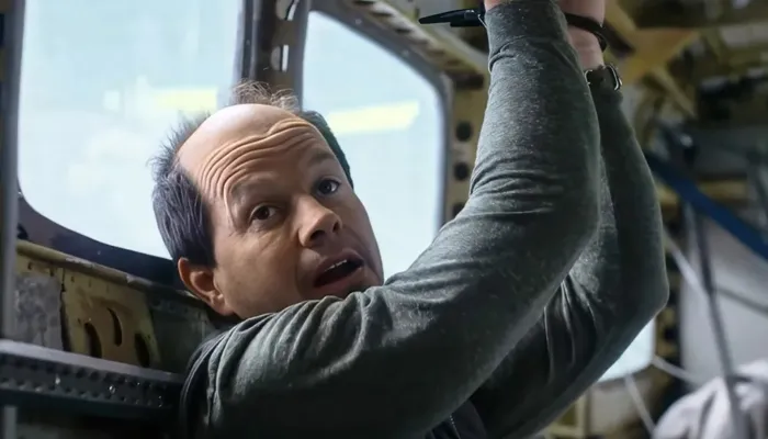 wahlberg flight risk