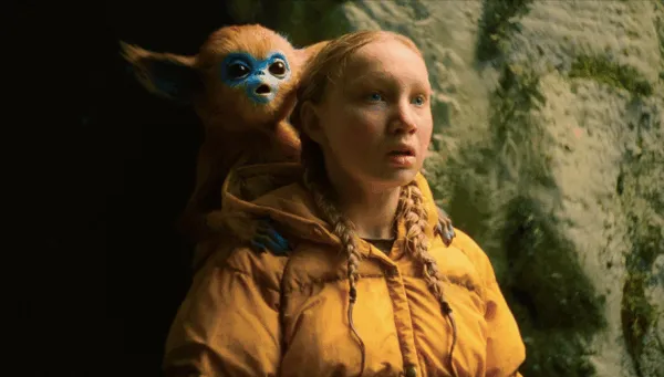 Helena Zengel como Yuri en La Leyenda de Ochi junto al Ochi bebé