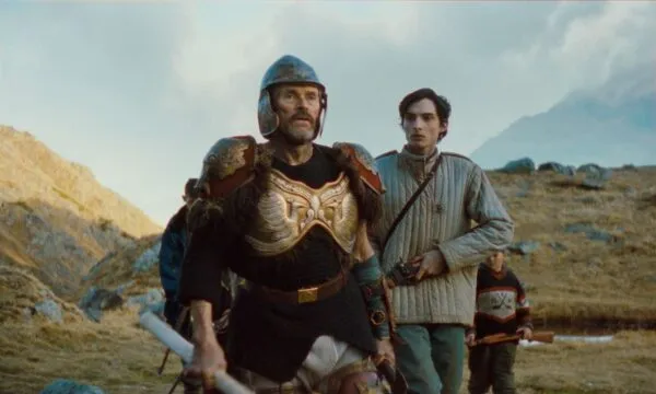 Willem Dafoe y Finn Wolfhard como los guerrilleros contra los Ochi en La Leyenda de Ochi