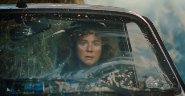 Emily Watson como Dasha en La Leyenda de Ochi. 