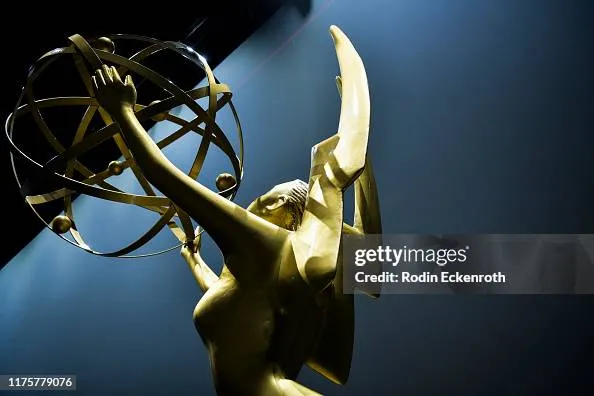 Estatuilla de los Premios Emmy 2025 sobre escenario iluminado
