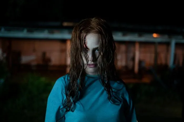 Madelaine Petsch como Maya en Los Extraños Capítulo II