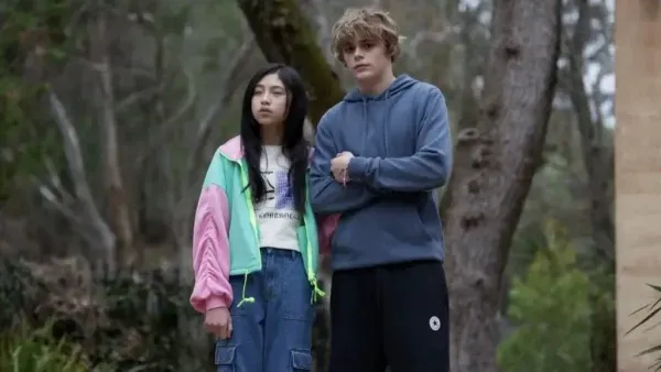 Billy Barratt y Sora Wong como Andy y Piper en Haz Que Regrese (2025)