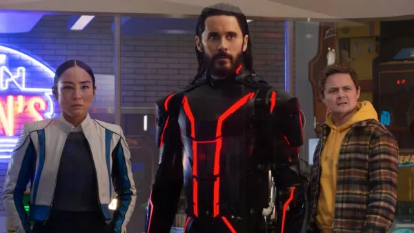 Jared Leto, Greta Lee y Arturo Castro en Tron: Ares (2025)