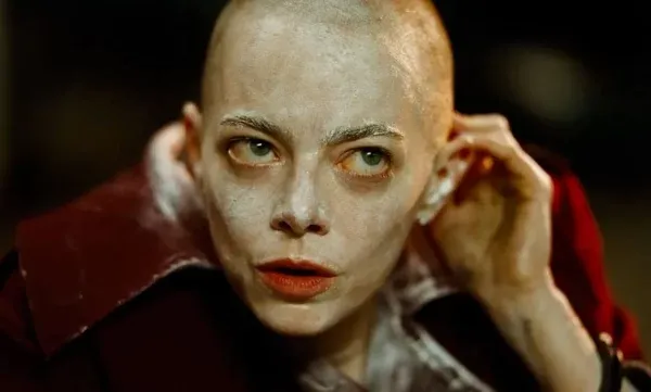 Mira a Emma Stone caracterizada por completo en el nuevo trailer de Bugonia