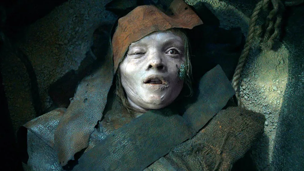 Escena de La posesión de la momia con una figura poseída de aspecto grotesco en un entorno oscuro