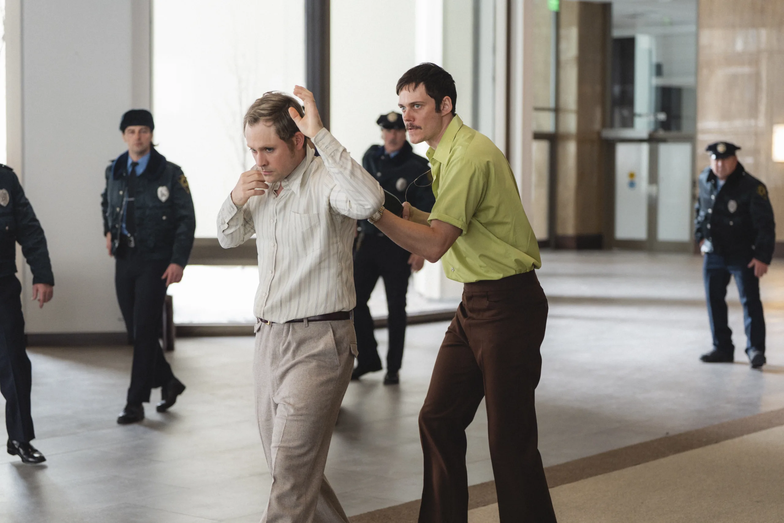 La Negociación: Bill Skarsgård se luce en un thriller ambientado en los 70 2 DSC07290 1 scaled